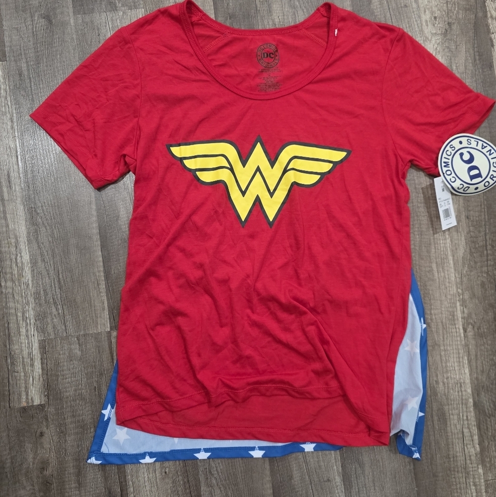 NWT DC WONDER WOMAN TEE SHIRT TOP W CAPE M kawaii Cosplay Marvel Hero
